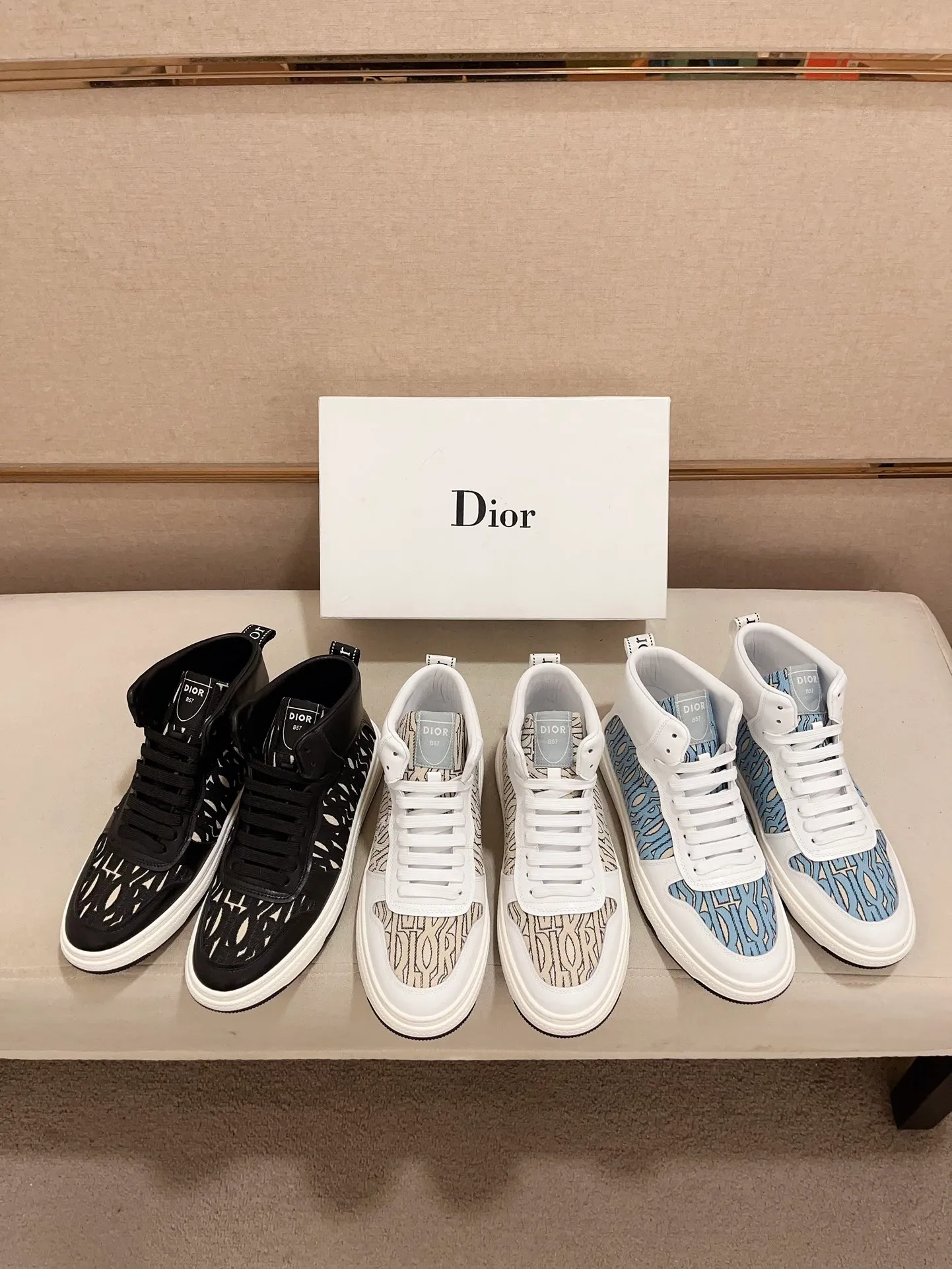 Men's shoes💰 420💰🇮🇹🇮🇹Dior d The new high-tops are on sale at the same time at the counter. The uppers are 🇮🇹 Italian imported first-layer cowhide, and the fully imported sheepskin lining is 💪💪. It is a complete 1⃣️ to 1⃣️ replica 🇮🇹💪💪. ⚠Sole: The original sole is specially provided by the original factory. The exclusive movable molded sole is super comfortable. ⚠Original factory follow-up goods, 🔍🔍high quality, you can enter and exit the counter at will, welcome to compare⚠. Code number:38-44